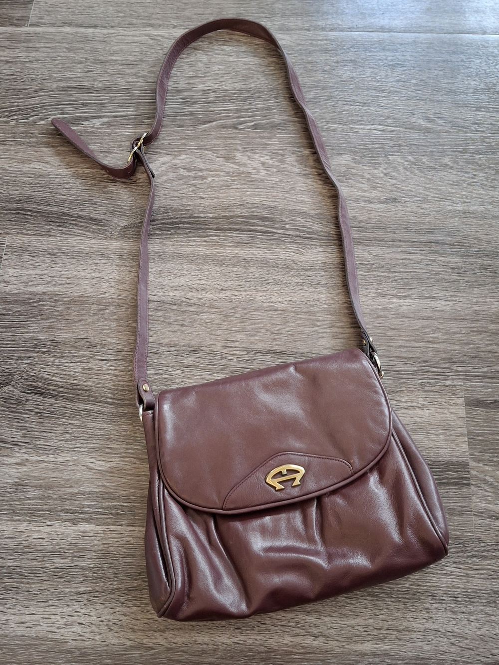 VTG Aigner Classic Burgandy Leather Crossbody Bag with Gold Emblem Adjust Strap